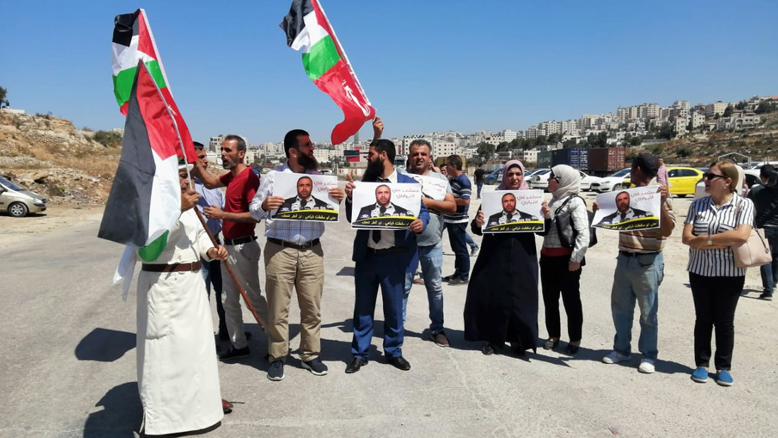 ‪متضامنون مع الأسرى المضربين عن الطعام أمام سجن عوفر الخميس‬ (الجزيرة)
