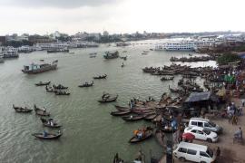 Said سعيد - مشهد لنهر يشق مدينة دكا عاصمة بنغلاديش أحد المدن العالمي الكبرى المهددة بالغرق بسبب التغيرات المناخية - غودفري فوتوز - - هل آن أوان التخطيط لإخلاء المدن الساحلية؟