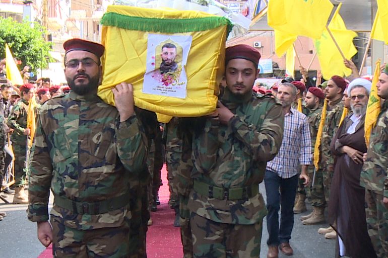 تشييع عنصر من حزب الله سقط في الغارة على مقر للحزب في عقربا بسوريا - الجزيرة نت