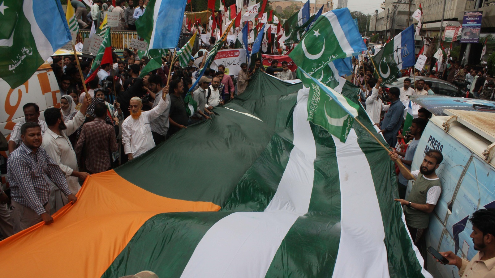 ‪الأناضول‬ جموع من الباكستانيين في مسيرة تضامنية مع كشمير ضد عنف القوات الهندية