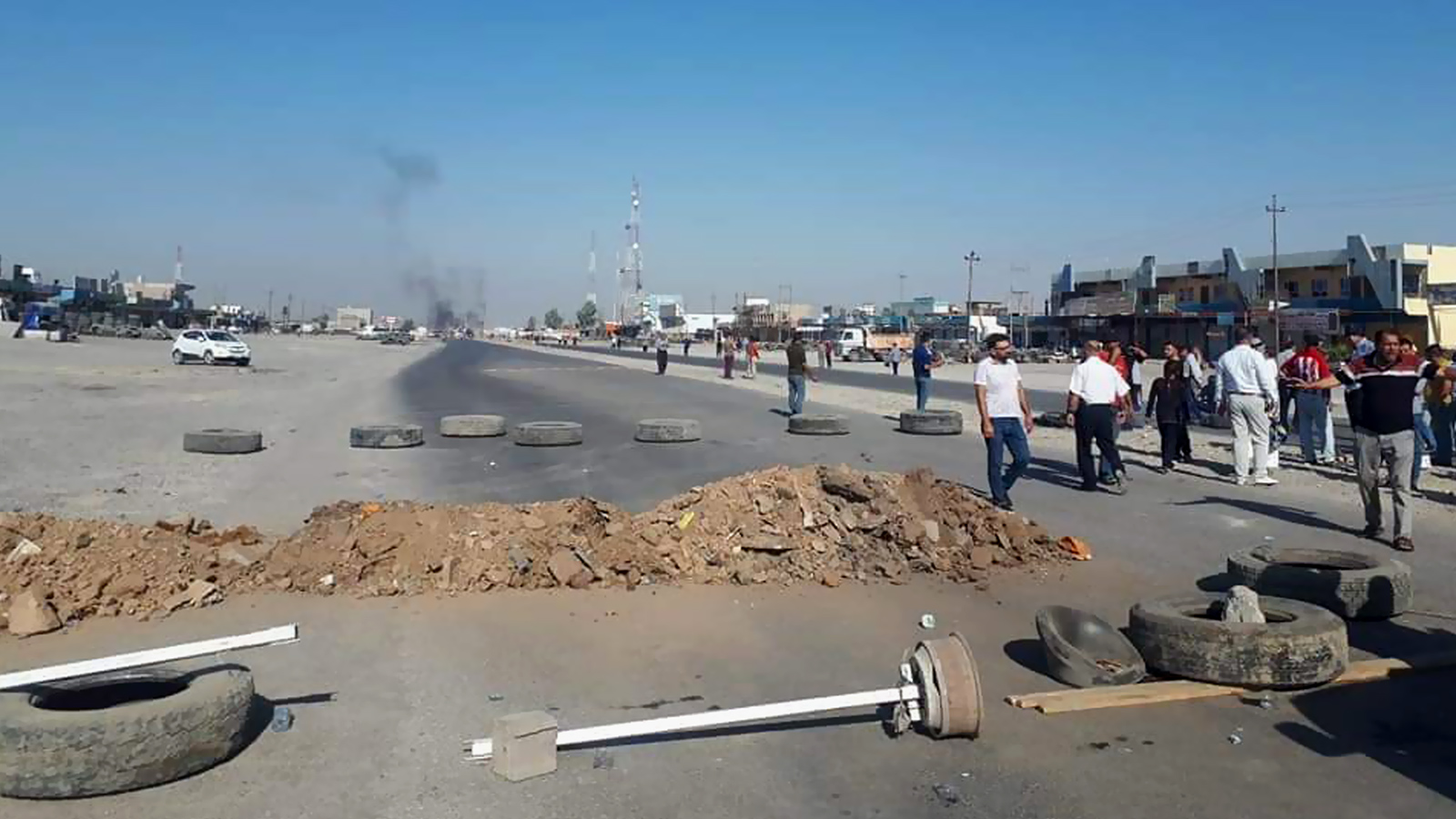 ‪المتظاهرون أغلقوا طريق الموصل أربيل‬ (مواقع التواصل)