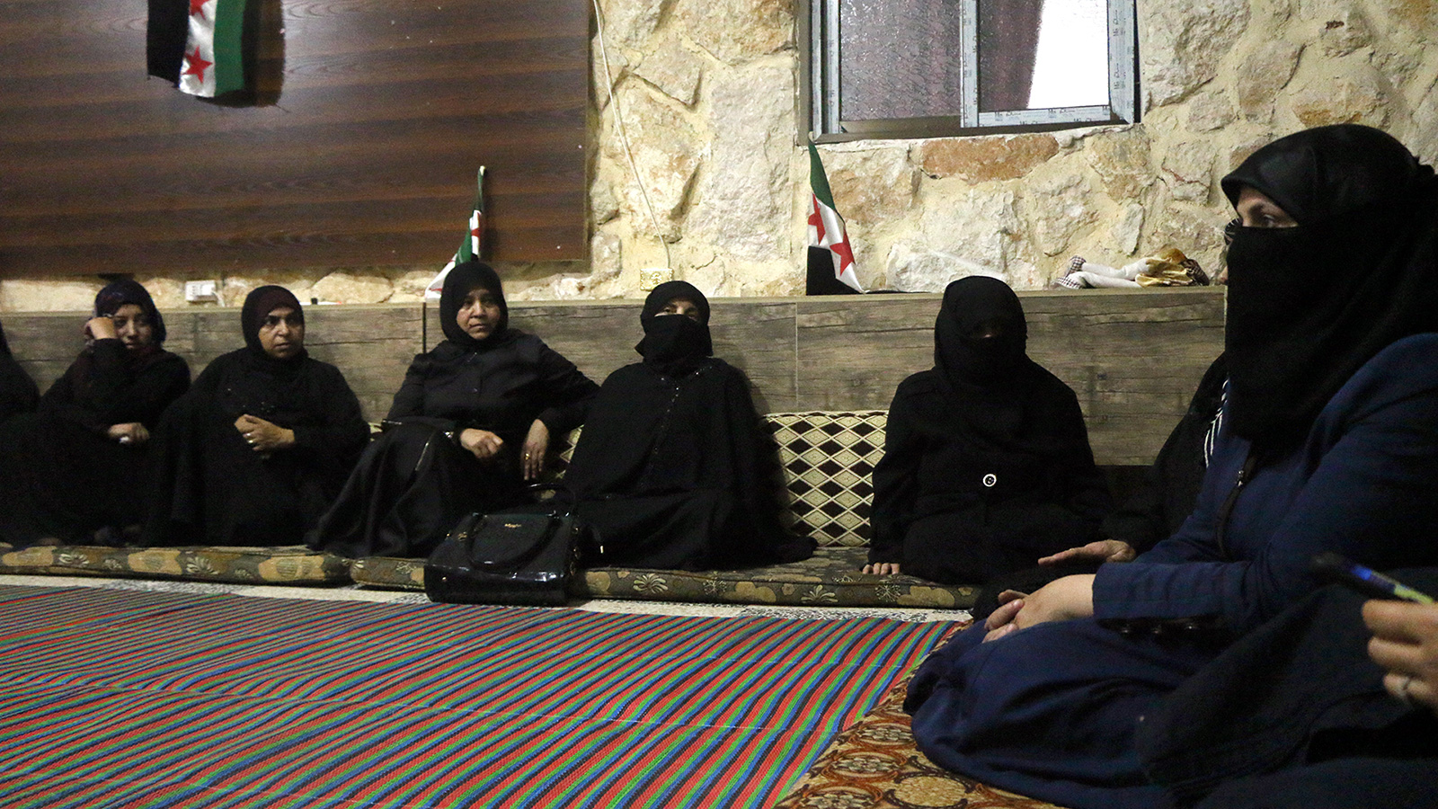 ‪النسوة النازحات من أنحاء سوريا يجتمعن بهدف التعارف وتبادل الخبرات والقصص‬ (الجزيرة)