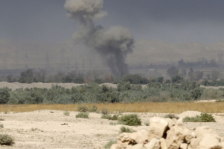 Smoke rises as Shi'ite fighters and Islamic State militants clash in Baiji, north of Baghdad, October 18, 2015. Iraqi forces backed by Shi'ite militia fighters say they have retaken a mountain palace complex of former President Saddam Hussein from Islamic State fighters, as government forces push ahead on a major offensive against the insurgents. REUTERS/Thaier Al-Sudani