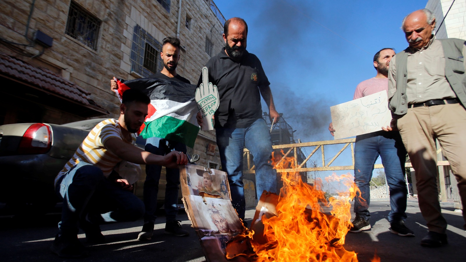 الفلسطينيون أحرقوا العلم الإسرائيلي وصور نتنياهو (رويترز)