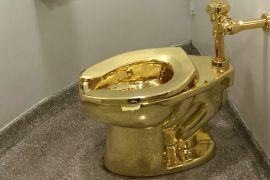 سرقة مرحاض ذهبي ضخم للفنان كاتيلان من قصر إنجليزي