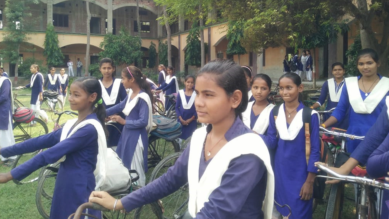 الإحصائيات تشير لارتفاع نسبة تعليم الفتيات في المجتمع الهندي (الجزيرة)