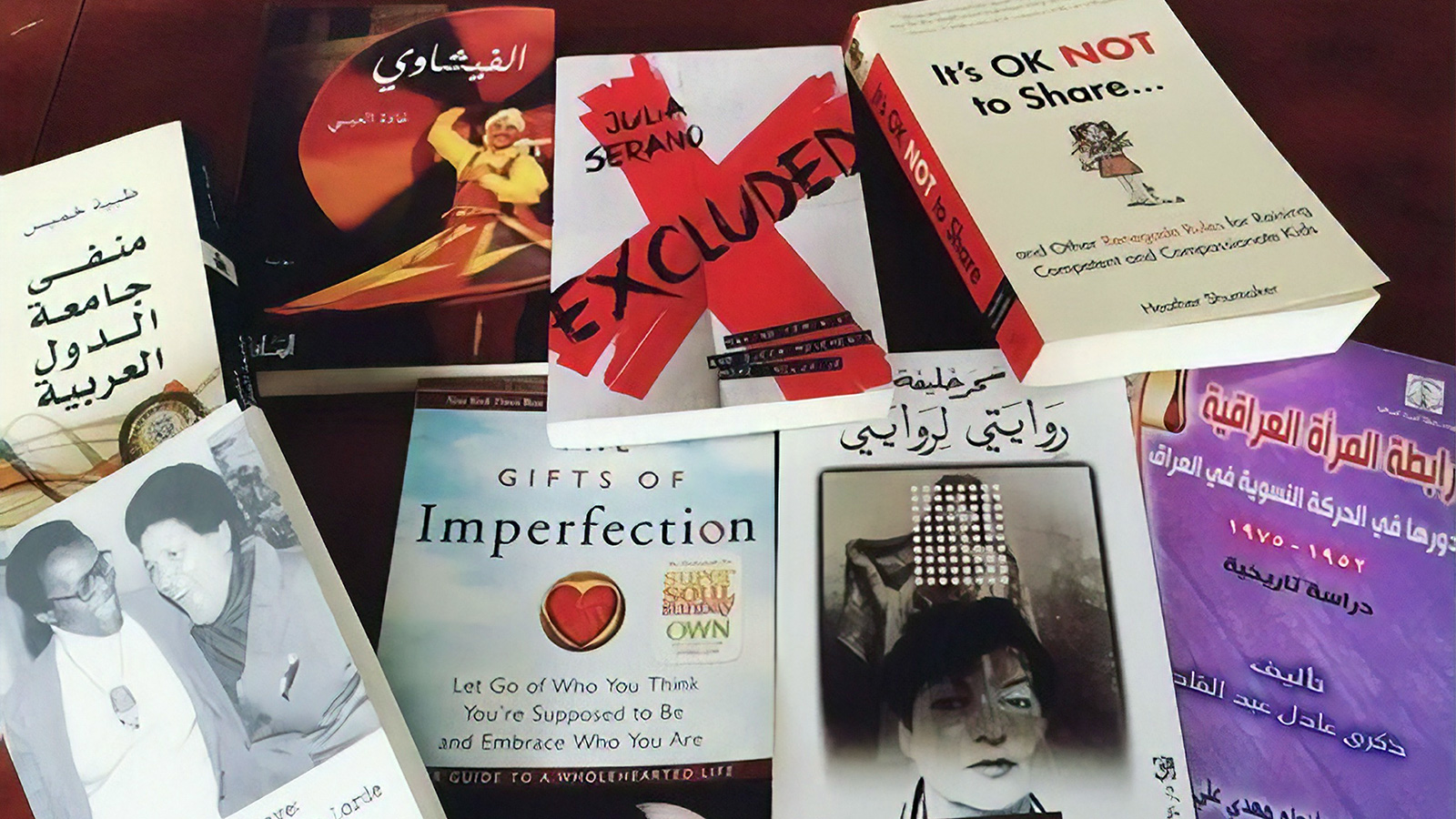 ‪تضم المكتبة النسوية إصدارات متنوعة من الكتب كالروايات والشعر بلغات متعددة‬ (الجزيرة)