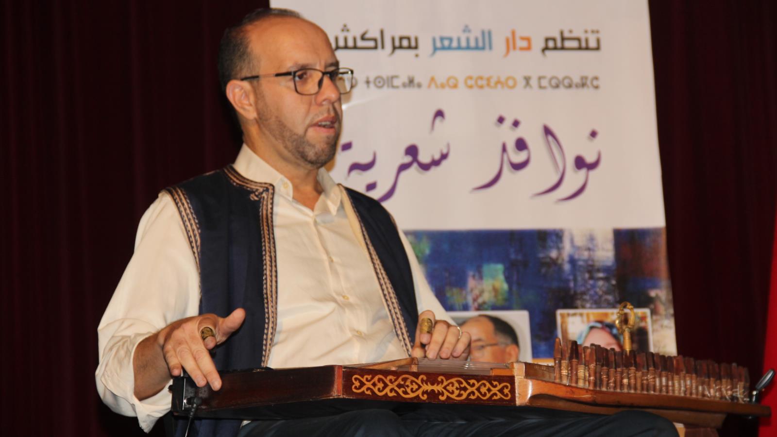 ‪الفنان المغربي العازف على آلة القانون محمد رشدي أثناء فقرة نوافذ شعرية‬ (الجزيرة)