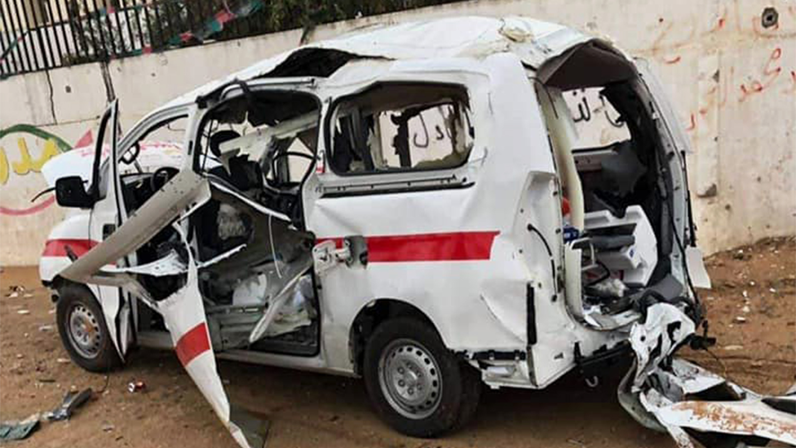‪سيارة إسعاف تتعرض للاستهداف في أحد محاور القتال جنوب طرابلس وإصابة مسعفين كانوا على متنها‬ (ناشطون)