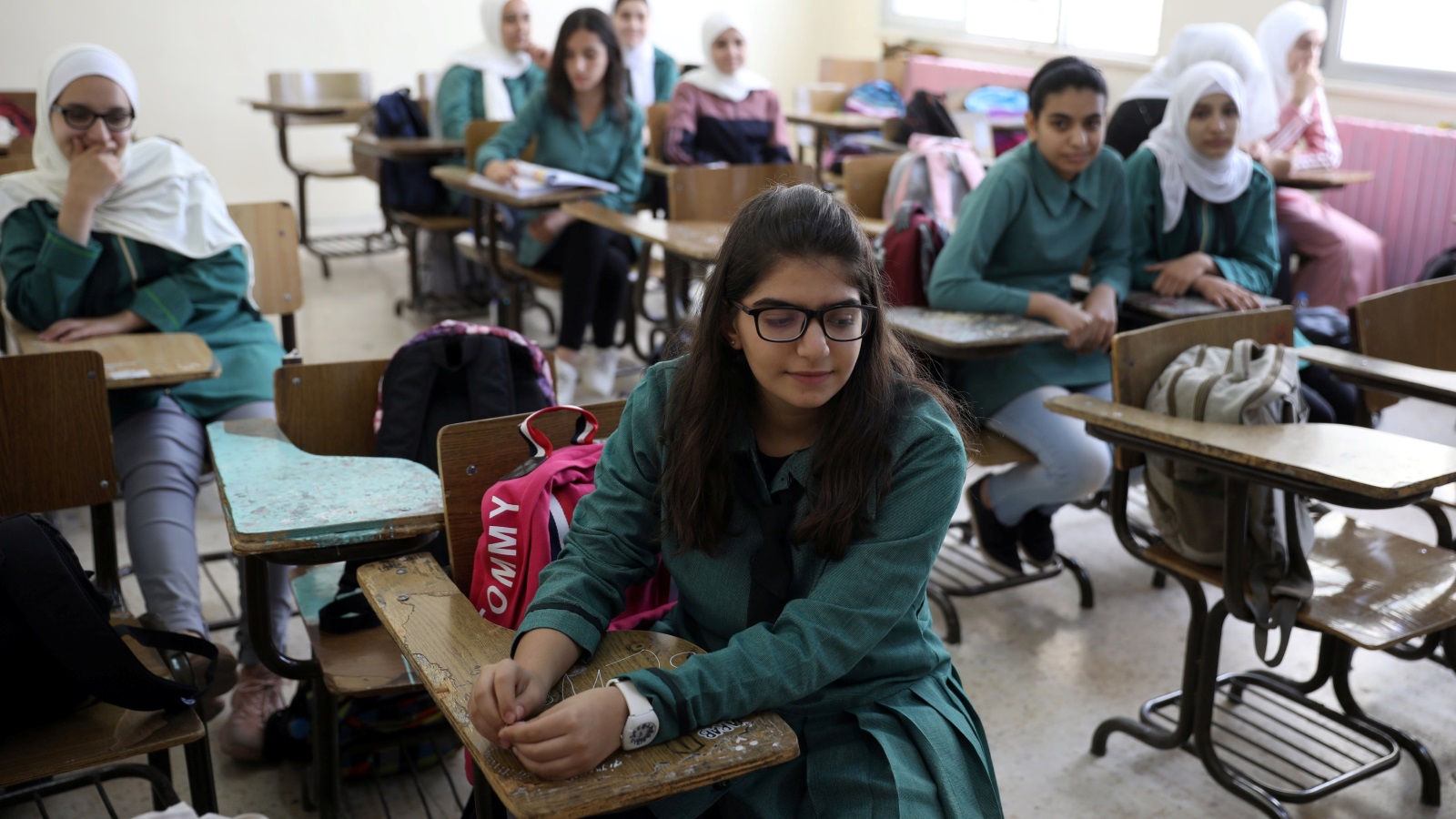 طالبات في إحدى مدارس العاصمة عمّان داخل إحدى الغرف الصفية لكن دون حصص دراسية وسط استمرار إضراب المعلمين لليوم الثالث على التوالي (رويترز)