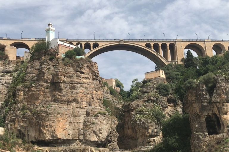 ما حكاية جسر الشيطان بقسنطينة الجزائرية؟