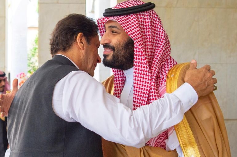 Pakistan's Prime Minister Imran Khan is welcomed by Saudi Arabia's Crown Prince Mohammed bin Salman in Jeddah, Saudi Arabia, September 19, 2019. Bandar Algaloud/Courtesy of Saudi Royal Court/Handout via REUTERS ATTENTION EDITORS - THIS IMAGE WAS PROVIDED BY A THIRD PARTY.