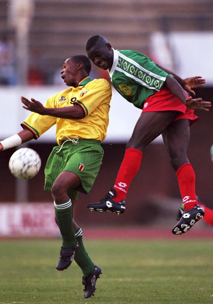 كأس عام 1998 - التصفيات المؤهلة بين زيمبابوي والكاميرون - توبي ميمبو  لاعب الكاميرون 