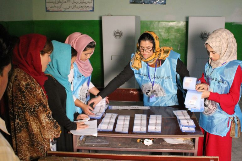 Afghan presidential polls close after 2-hour extension- - KABUL, AFGHANISTAN-SEPTEMBER 28: Election commission members count ballots as the landmark Afghan presidential polls ended in Kabul, Afghanistan on 28 September 2019.
