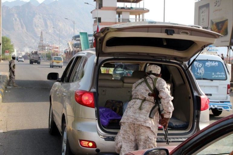 A Southern Yemeni separatist security member checks a car at a checkpoint in Aden, Yemen August 31, 2019. REUTERS/Fawaz Salman