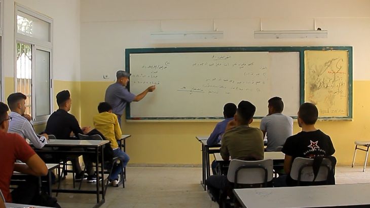 فيصل أبو صادق.. معلم يكافح "بالقِصارة"