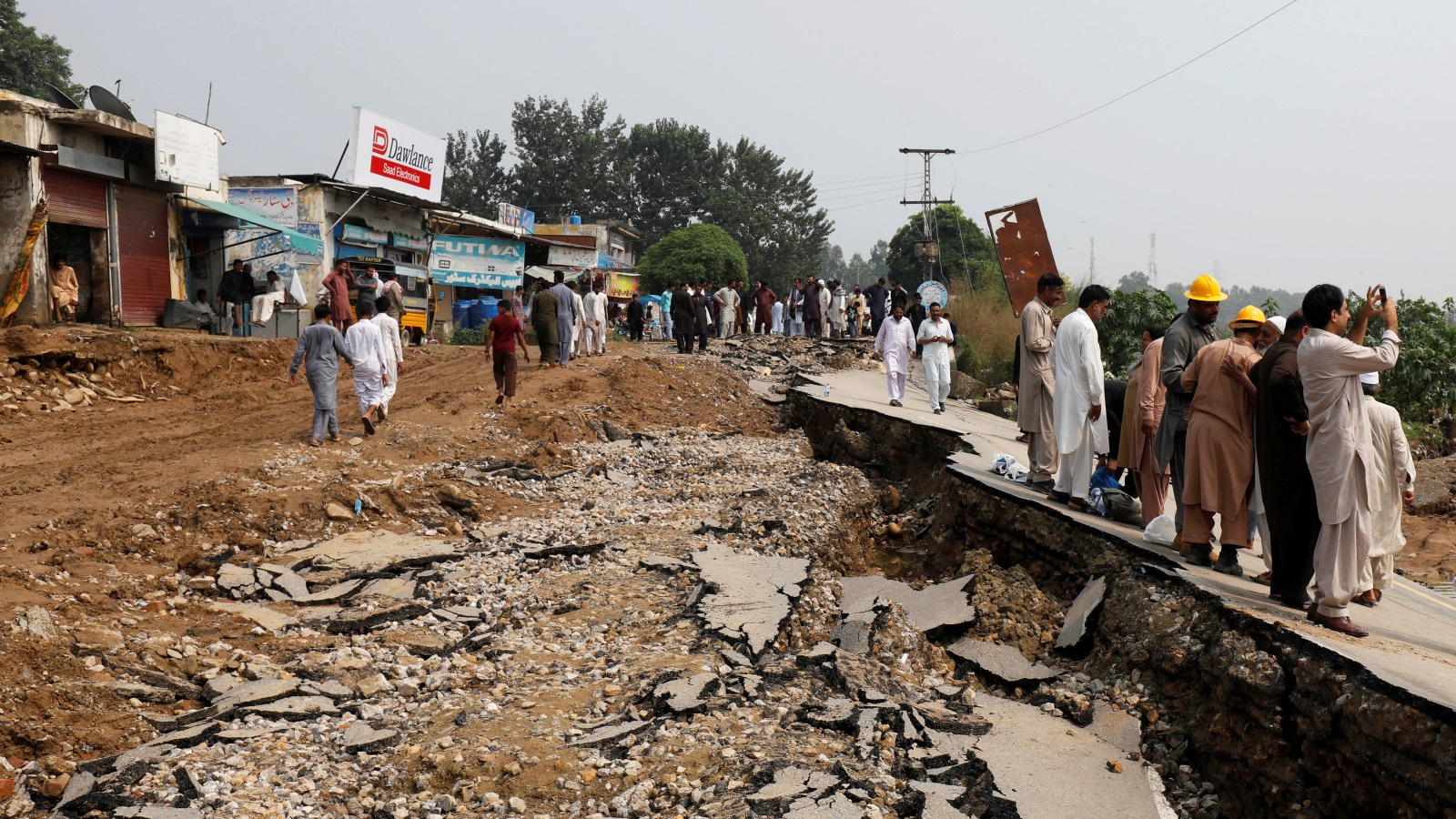 ‪الهزة الأرضية دمرت الطرق مما أعاق عمليات الإنقاذ‬ (رويترز)