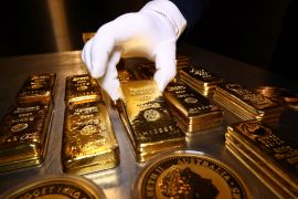 ثمة إقبال متزايد على الاستثمار في الذهب بأشكال مختلفة (رويترز)