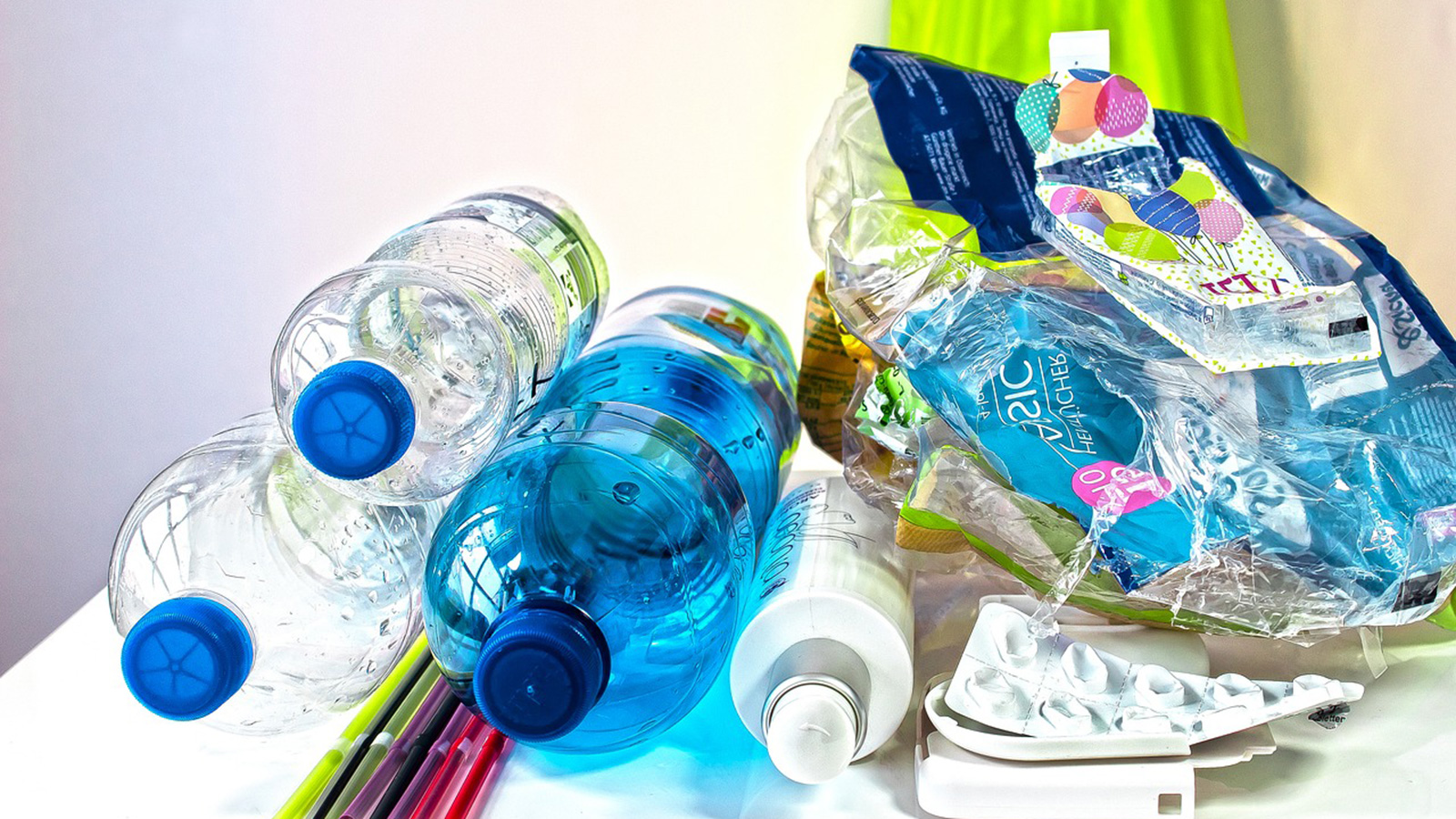 زجاجات المياه مخصصة للاستخدام مرة واحدة فقط ثم يعاد تدويرها في صناعات أخرى (بيكساباي)