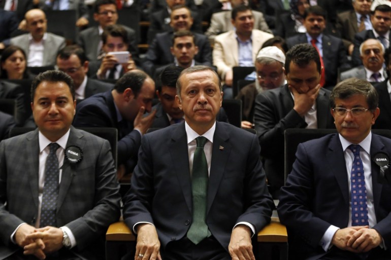 Turkey's Prime Minister Tayyip Erdogan attends a meeting as he is flanked by Deputy Prime Minister Ali Babacan (L) and Foreign Minister Ahmet Davutoglu (R) in Ankara May 19, 2014. REUTERS/Umit Bektas (TURKEY - Tags: POLITICS)
