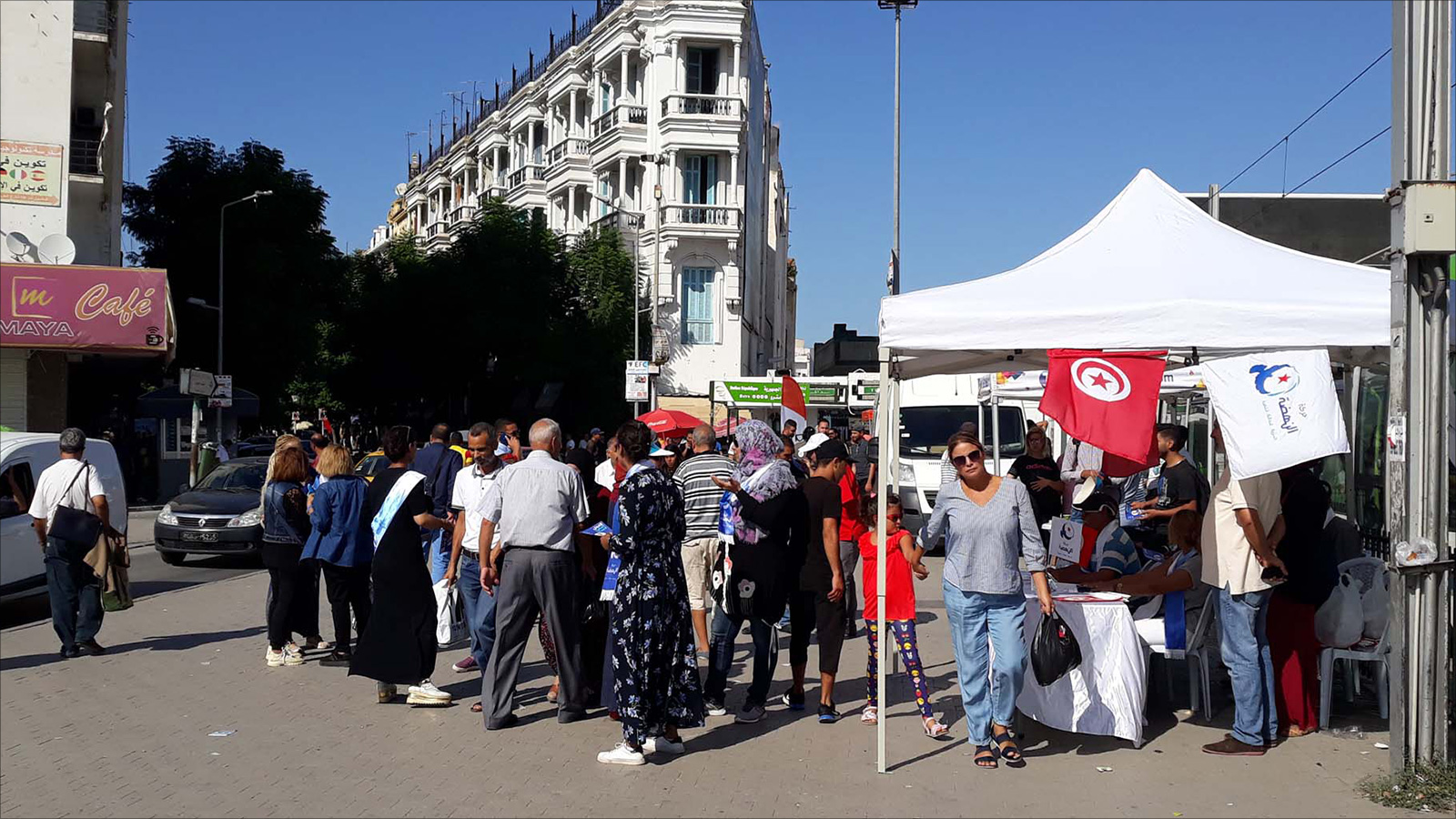 ‪جانب من المواطنين قرب الخيمة الدعائية لحركة النهضة في ساحة الجمهورية‬  (الجزيرة)