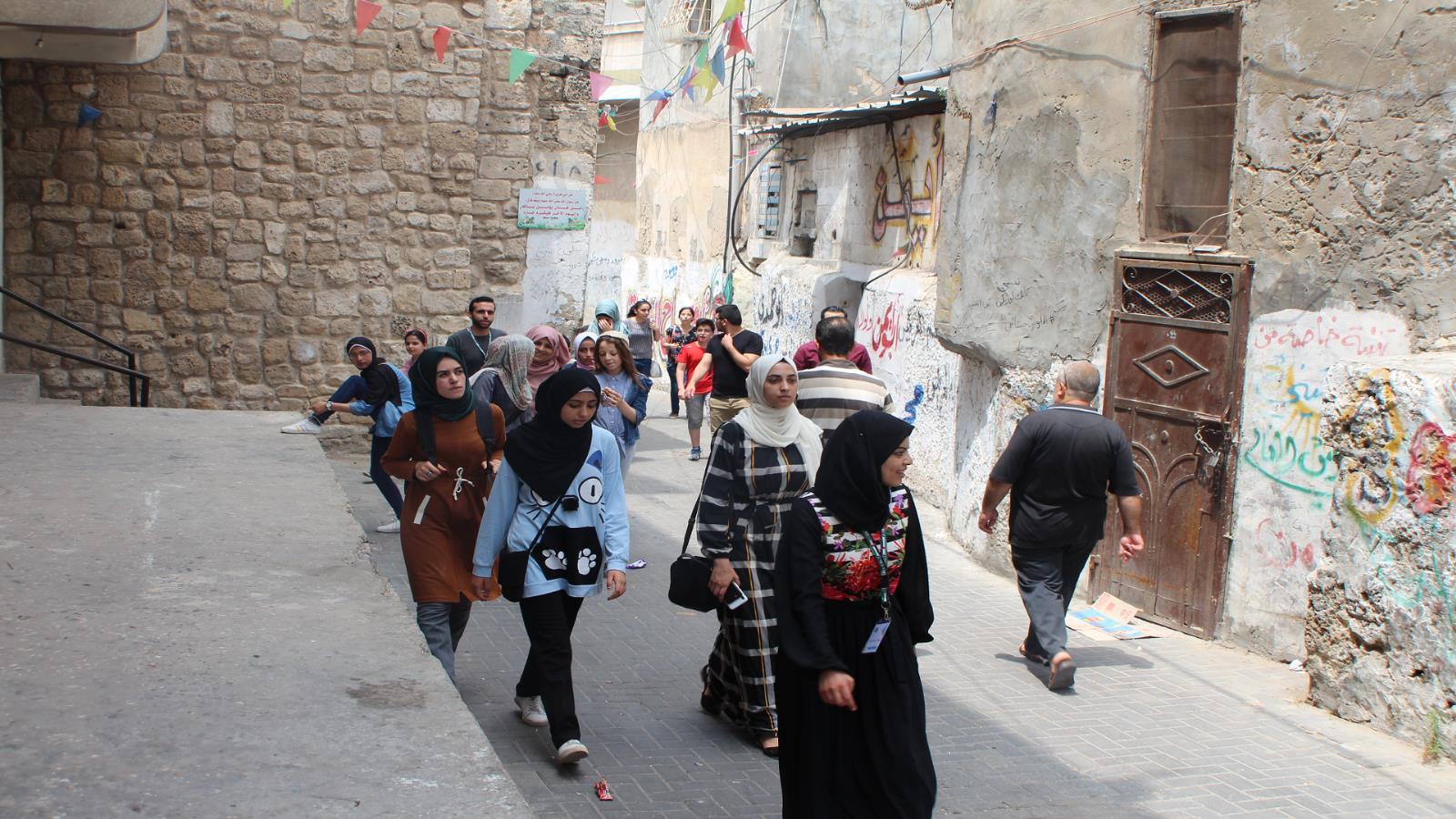 المشاركات في إحدى حارات غزة القديمة (مبادرة بطوطة/الجزيرة)