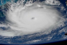 العاصفة المصحوبة برياح قوية وأمطار غزيرة وتتكون فوق المحيطات العاصفة الرعدية الإعصار القمعي الإعصار الحلزوني