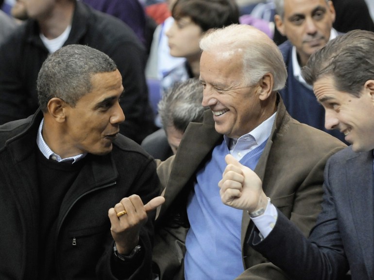 أوباما (يسار) مع نائبه السابق جو بايدن والمرشح الديمقراطي للانتخابات الرئاسية القادمة أثناء لقاء سابق