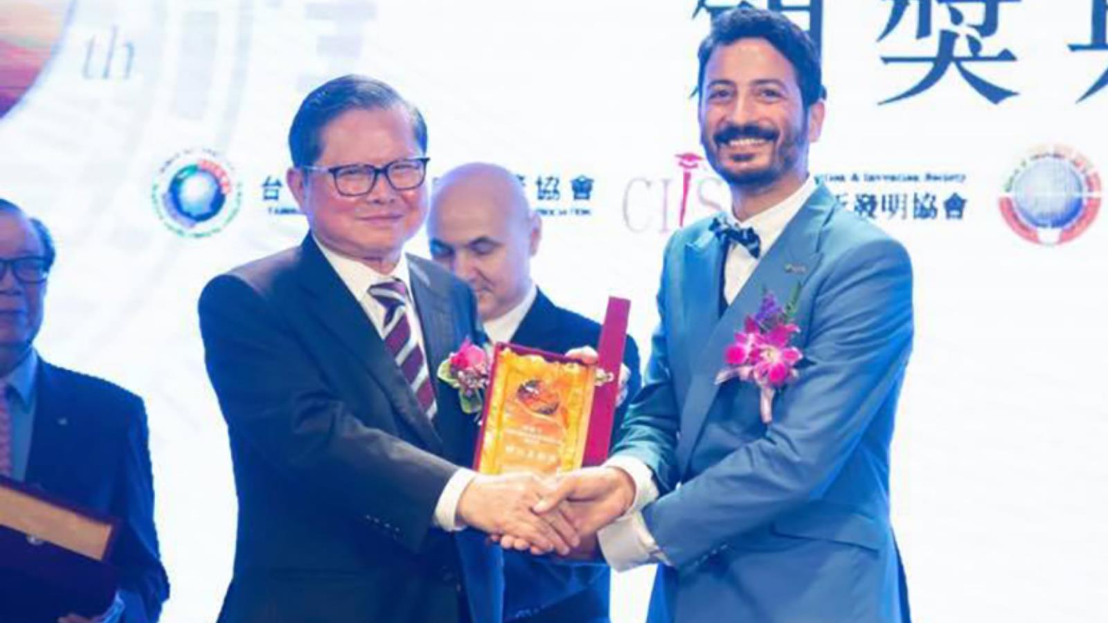 ماجد البوعزاوي يتسلم جائزة في حفل الجائزة الدولية للمبتكرين بالصين (الجزيرة)