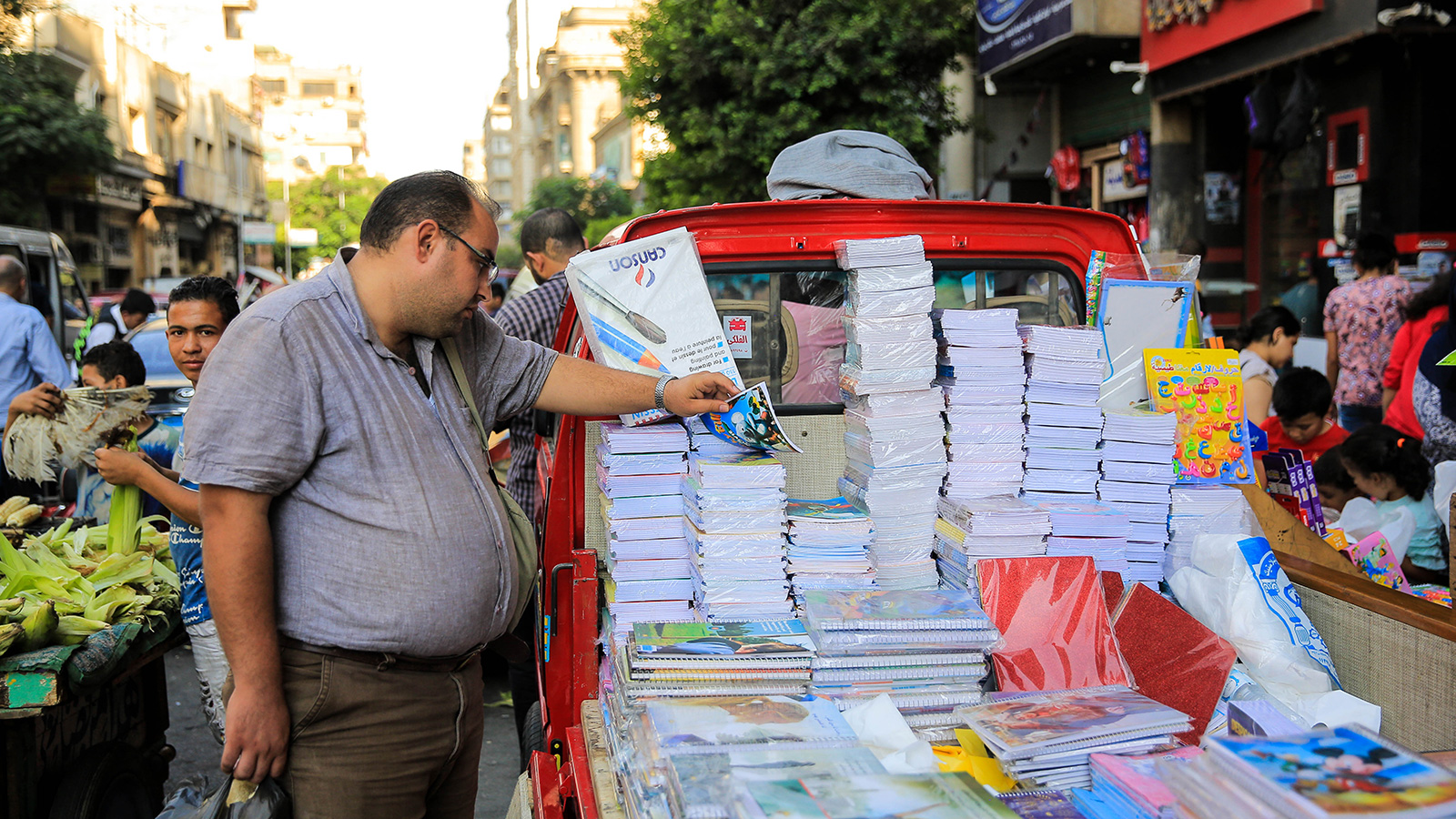 في ظل ارتفاع الأسعار تلجأ كثير من الأسر المصرية إلى شارع الفجالة لشراء الأدوات المدرسية بأسعار معقولة (وكالة الأناضول)