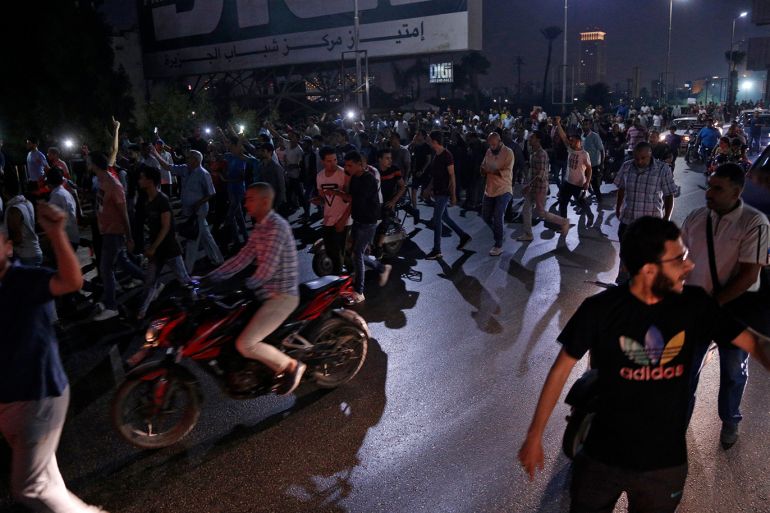 epa07858283 Egyptian protesters gather in downtown Cairo shouting anti-government slogans during a demonstration in Cairo, Egypt, 21 September 2019. EPA-EFE/STRINGER
