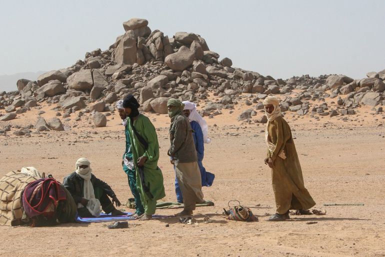 رجال من الطوارق في صحراء الجزائر- المصدر بيكسابي.