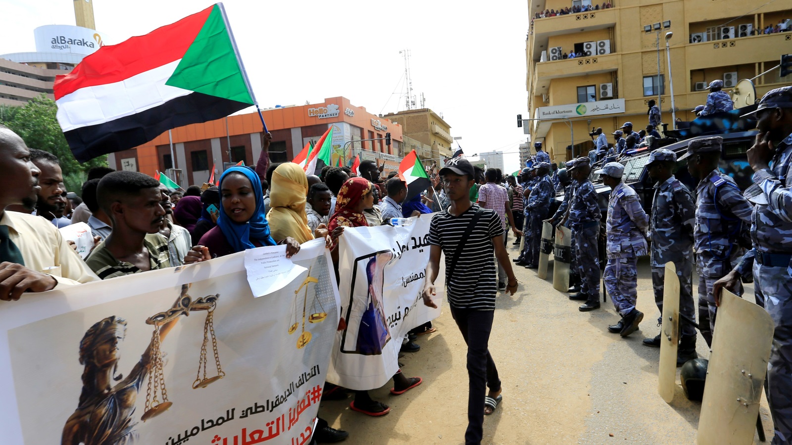 ‪الشرطة السودانية طوقت مداخل القصر الرئاسي لمنع تقدم المتظاهرين‬ (رويترز)