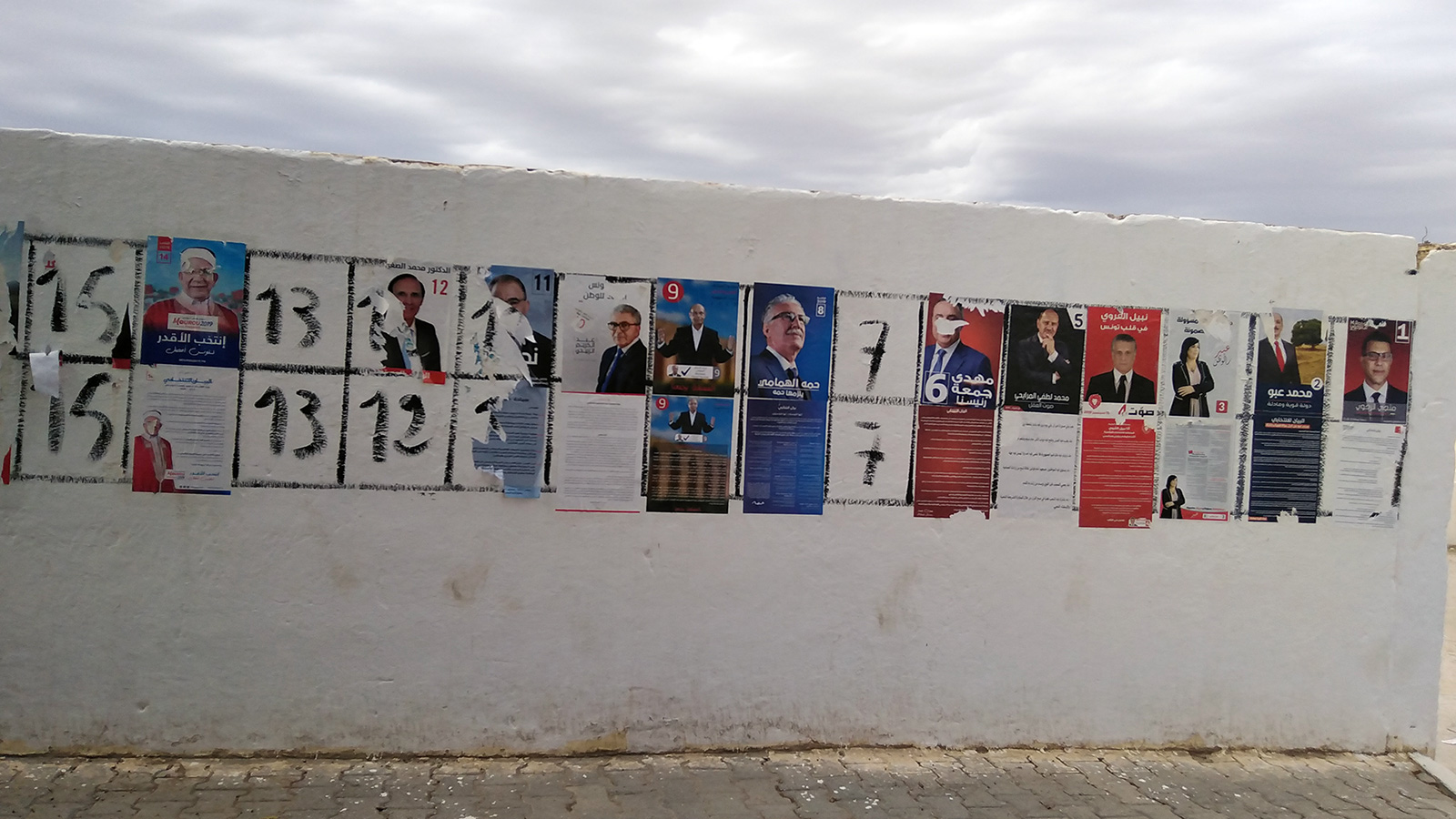 ‪صور المترشحين في أحد شوارع مدينة سيدي بوزيد‬  (الجزيرة)