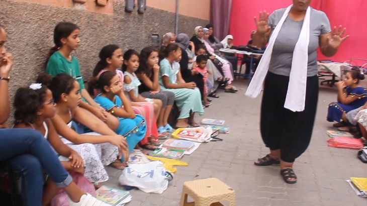 فنانة مغربية تحيي ذاكرة "دلالة الكتب" بالمدينة الحمراء