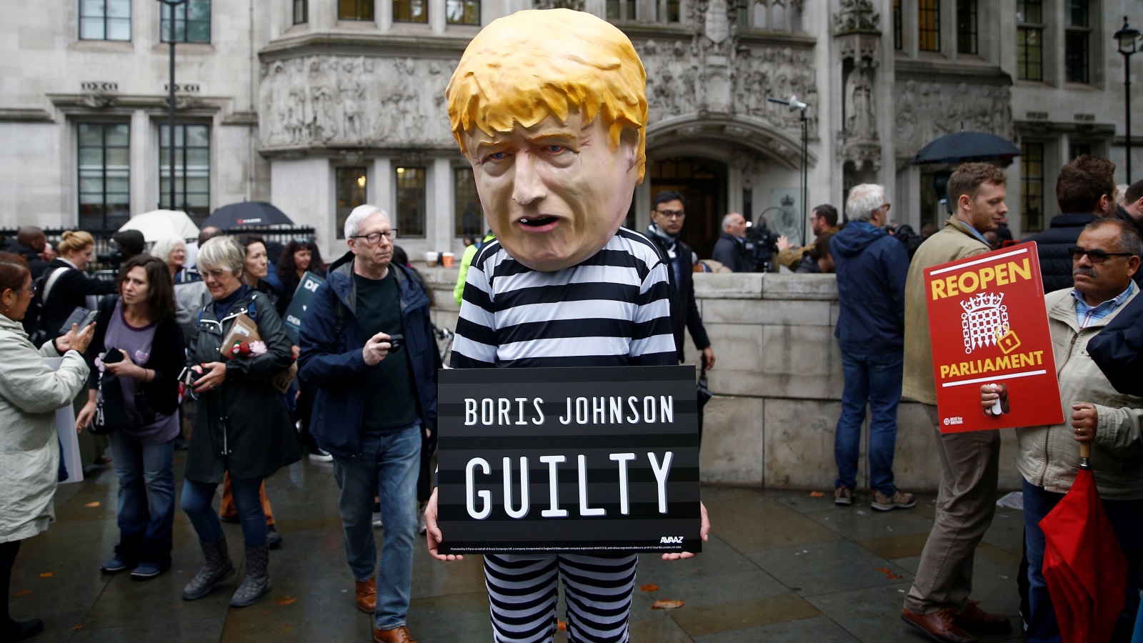 متظاهر مناوئ لجونسون أمام محكمة في لندن (رويترز-أرشيف)