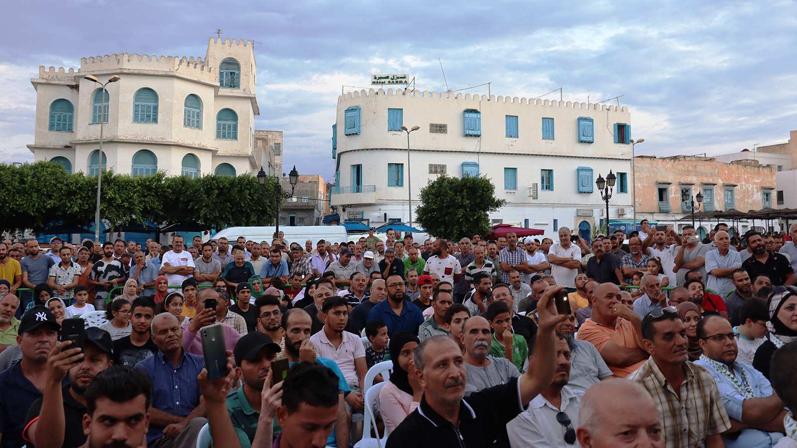 ‪ساحة الشهداء تعج بجماهير أحد المرشحين‬  (الجزيرة)