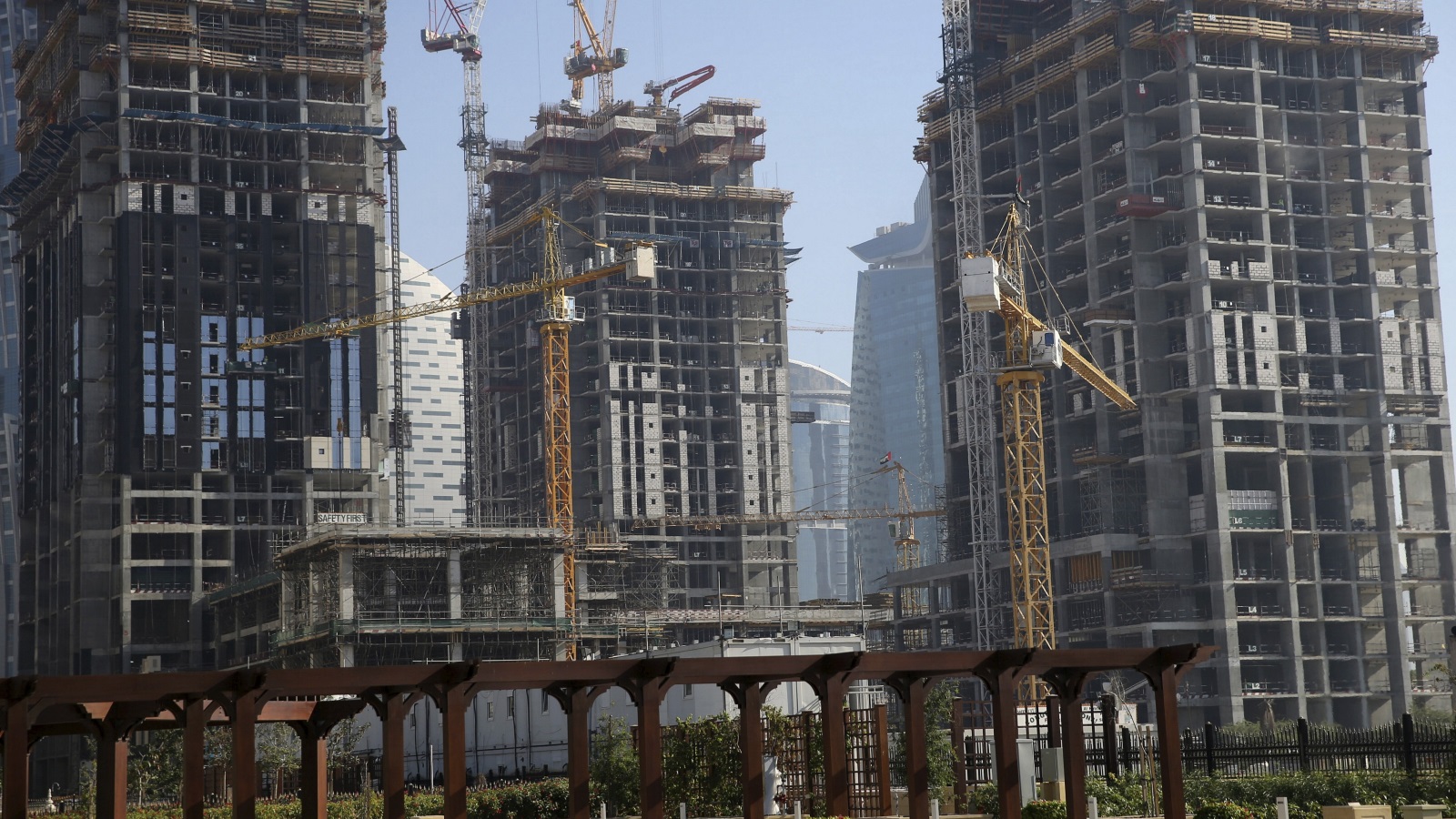 رويترز: أسعار عقارات دبي تراجعت بين 25% و35% منذ ذروة منتصف 2014 (رويترز)