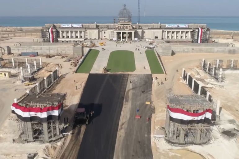 صورة تظهر أعمال البناء في القصر الرئاسي بمدينة العلمين الجديدة