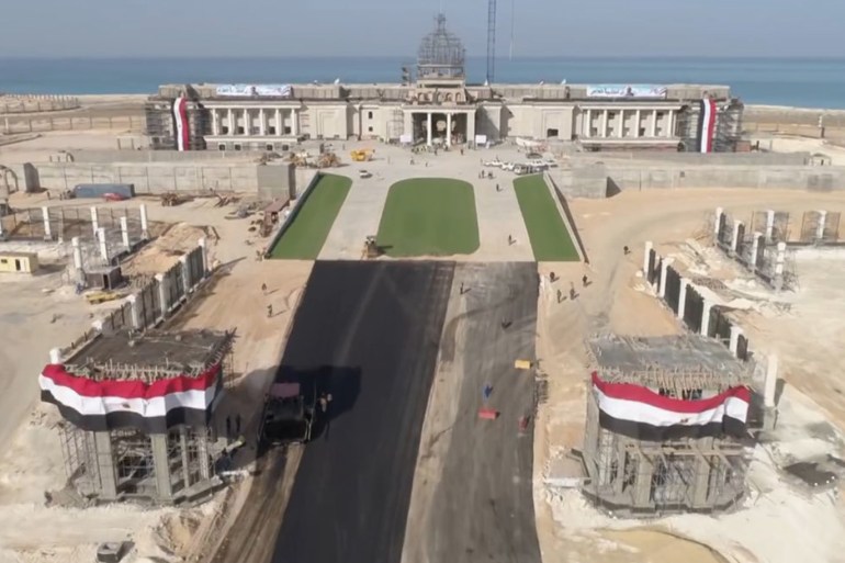 tle: صورة تظهر أعمال البناء في القصر الرئاسي بمدينة العلمين الجديدة