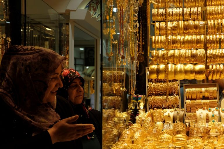 Women look at gold jewelleries at a jewellery shop in Istanbul, Turkey, July 25, 2019. REUTERS/Murad Sezer