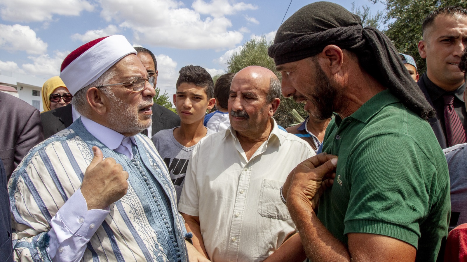 ‪عبد الفتاح مورو يتحدث إلى مواطنين في إطار حملته الانتخابية بجندوبة‬ (الأناضول)
