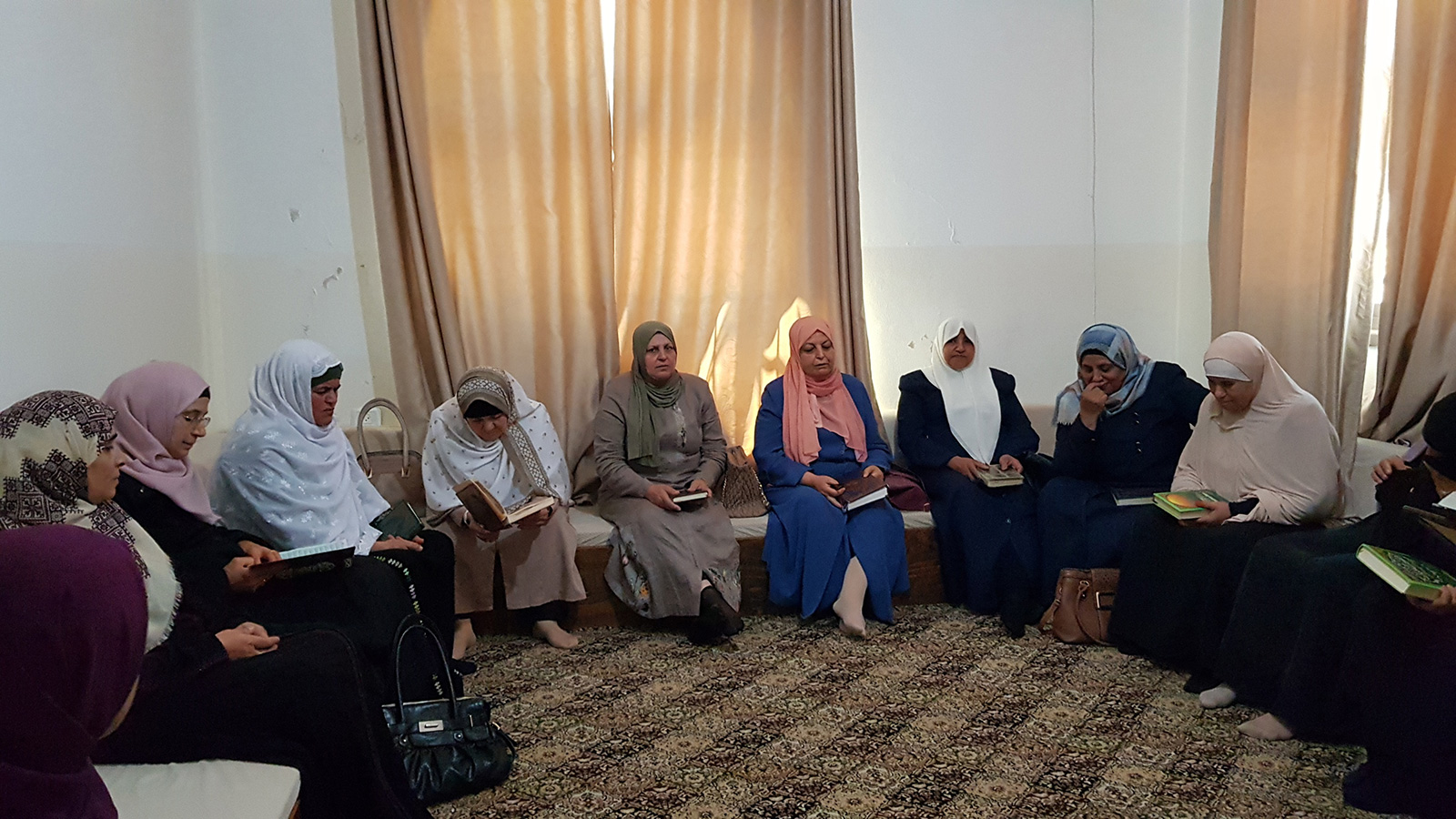 ‪أكثر من خمسين سيدة مسنة ينتظمن في حلقات لتعليم وتحفيظ القرآن الكريم بدار الهدى‬ (الجزيرة)