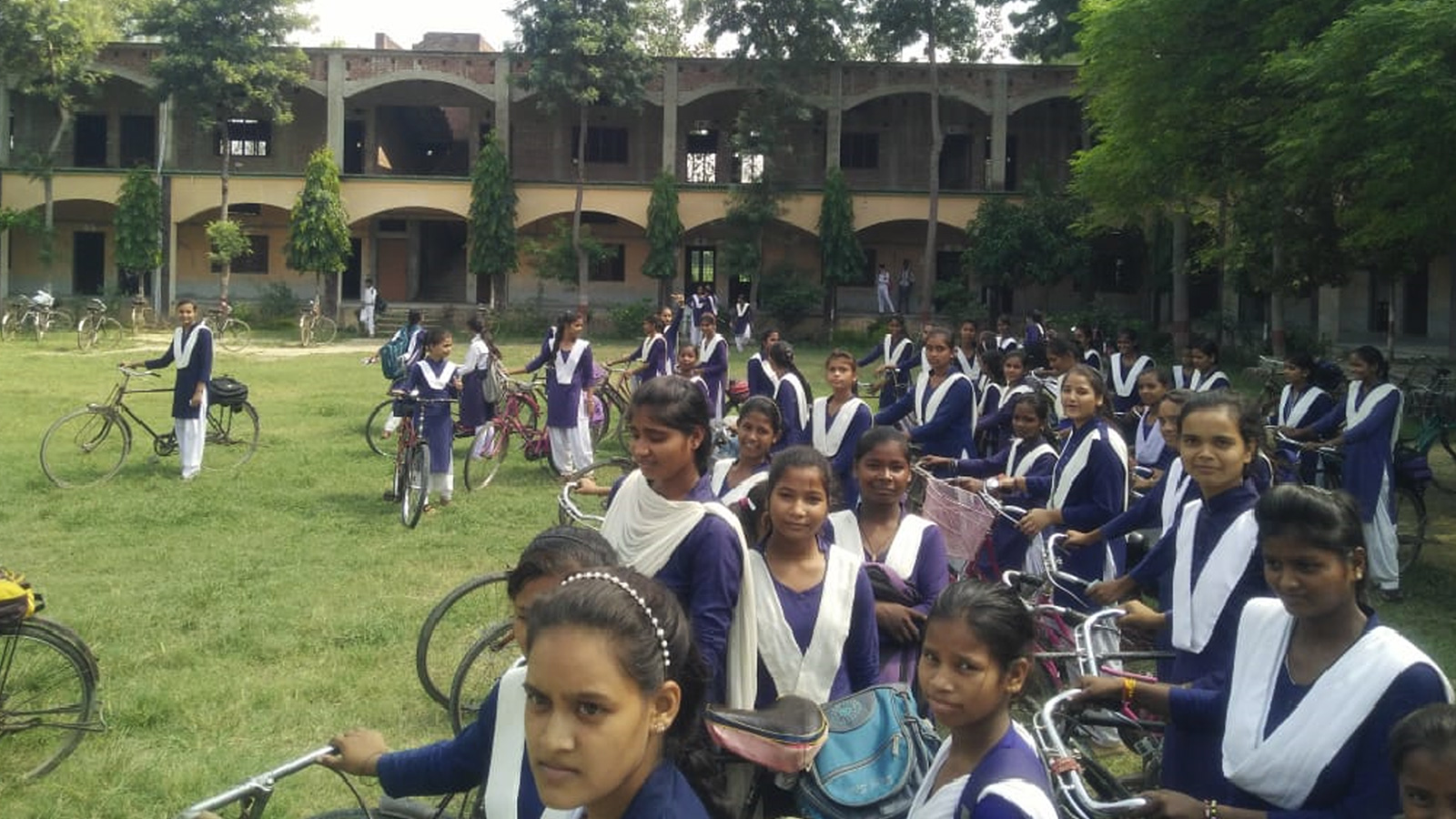 ‪طالبات هنديات في المدرسة.. حيث تسجل الفتيات تقدما ملحوظا في نتائج الامتحانات‬ (الجزيرة)
