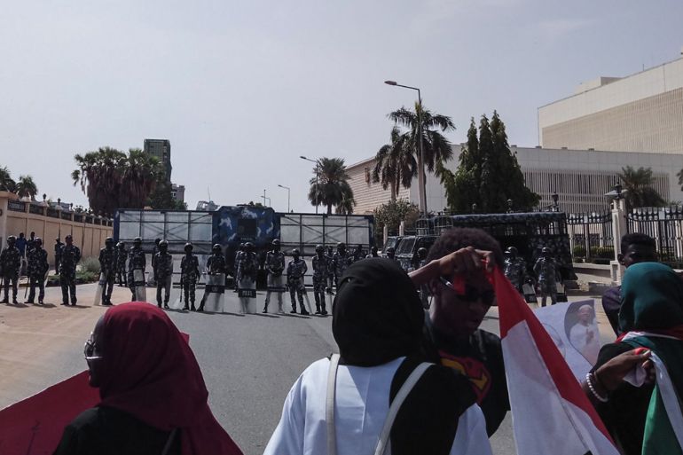 خرجت مظاهرات شعبية من وسط العاصمة السودانية الخرطوم طالبت بإطلاق سراح الطالب السوداني( وليد عبد الرحمن حسن)،الذي اعتقلته السلطات المصرية، منذ أيام، بتهمة الاشتراك في الاحتجاجات الشعبية المطالبة برحيل الرئيس المصري عبد الفتاح السيسي.