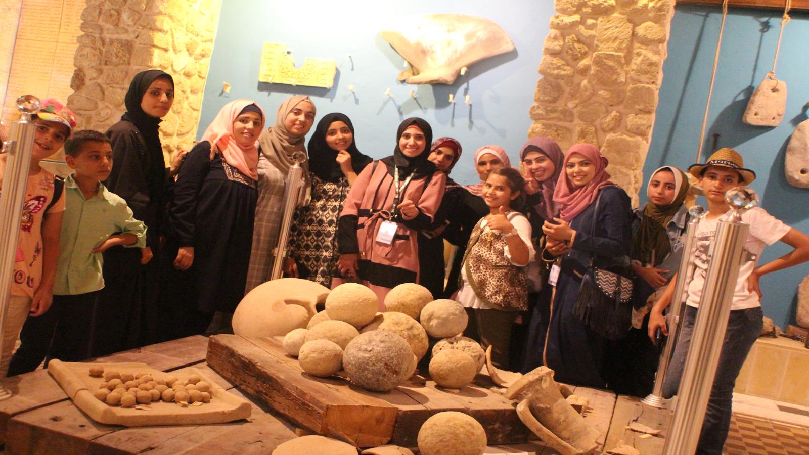 المشاركات في المبادرة في تلة أم عامر الأثرية وسط غزة (مبادرة بطوطة/الجزيرة)