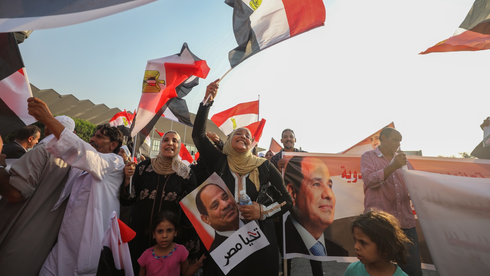 ‪أنصار السيسي تظاهروا تأييدا له في منطقة مدينة نصر شرقي القاهرة‬ (رويترز)