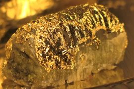 عراقي يبيع بقلاوة تركية مغلفة بالذهب