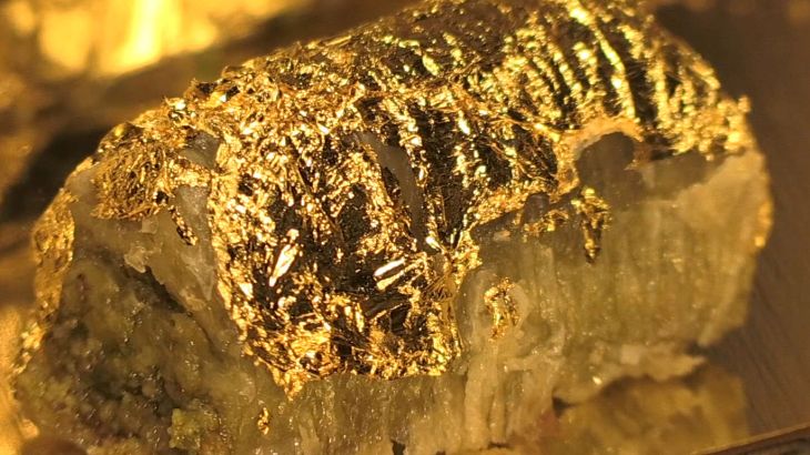 عراقي يبيع بقلاوة تركية مغلفة بالذهب