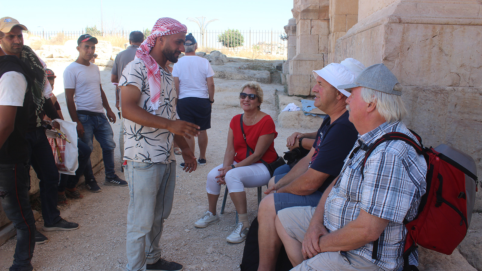 ‪علي العياصرة يقدم شرحا للسياح عن آثار جرش‬ (الجزيرة)